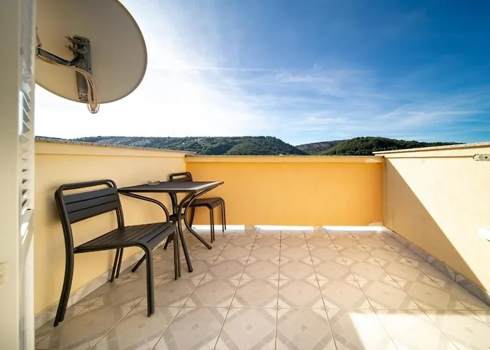 Rajska Plaza Apartment Lopar