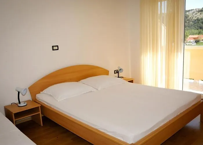 Rajska Plaza Apartment Lopar