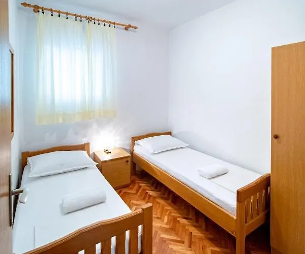 Rajska Plaza Apartment Lopar
