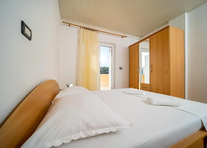 Rajska Plaza Apartment Lopar